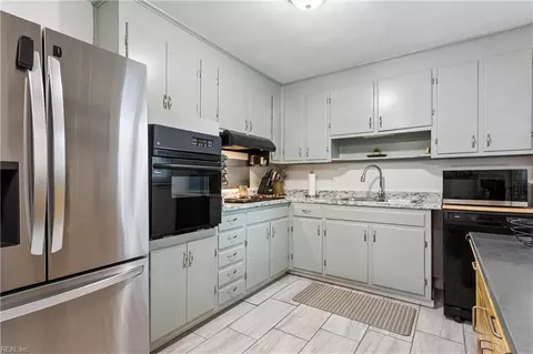 Kitchen - 16 Longwood Dr, Hampton, VA 23669 photo 3 of 6