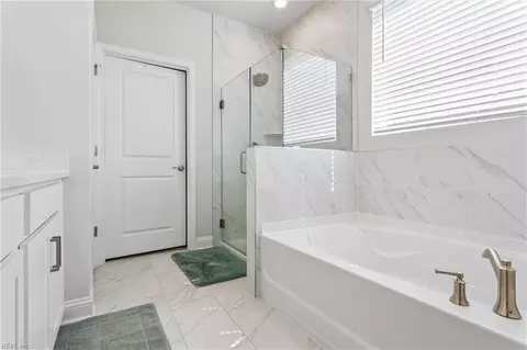 Bath - 189 Royal Blackheath, Smithfield, VA 23430 photo 1 of 4