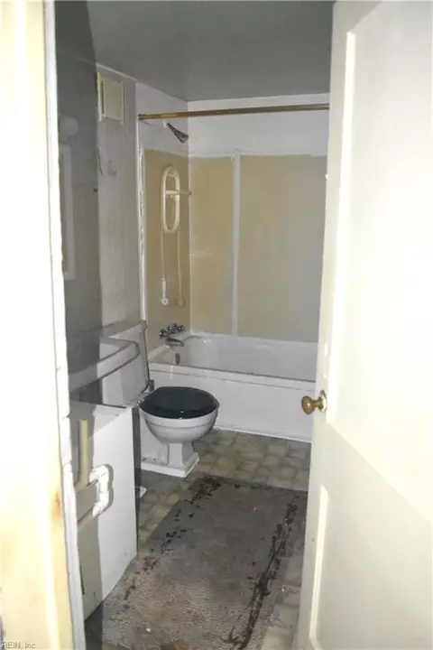 Bath - 1111 Oldfield St, Hampton, VA 23663 photo 1 of 1