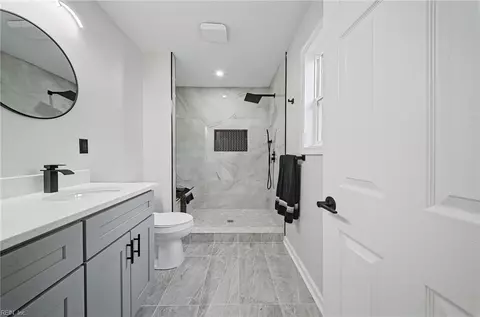 Bath - 1046 Mapole Ave, Norfolk, VA 23504 photo 2 of 4
