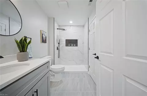 Bath - 1046 Mapole Ave, Norfolk, VA 23504 photo 4 of 4