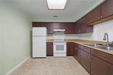 Kitchen - 12 Saxony Pl, Hampton, VA 23669 photo 3 of 3