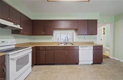 Kitchen - 12 Saxony Pl, Hampton, VA 23669 photo 2 of 3