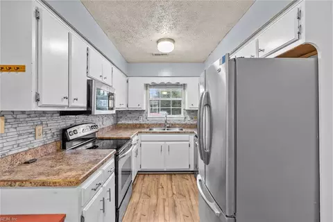 Kitchen - 5 Compton Ct, Hampton, VA 23666 photo 2 of 2