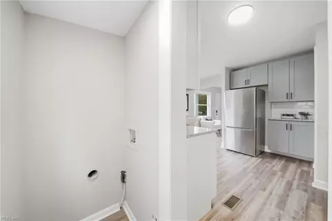 Entry Way - 532 Birmingham Ave, Norfolk, VA 23505 photo 4 of 6