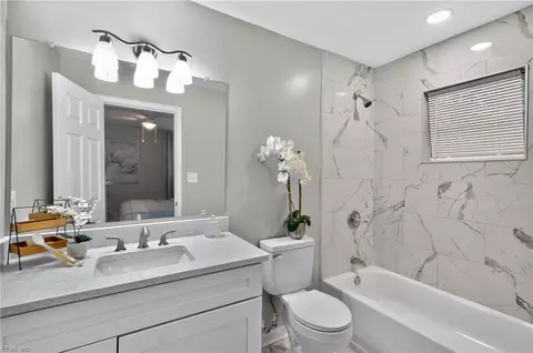 Bath - 206 Cellardoor Ct, Hampton, VA 23666 photo 2 of 3