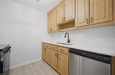 Kitchen - 127 Parkway Dr, Hampton, VA 23669 photo 2 of 2