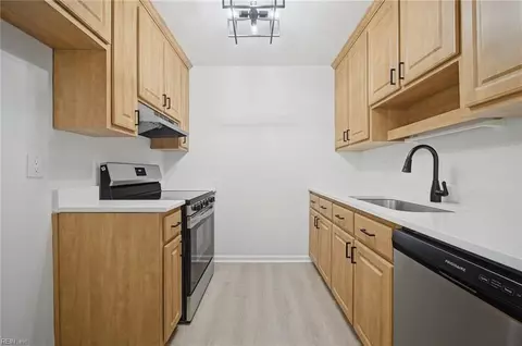 Kitchen - 127 Parkway Dr, Hampton, VA 23669 photo 1 of 2