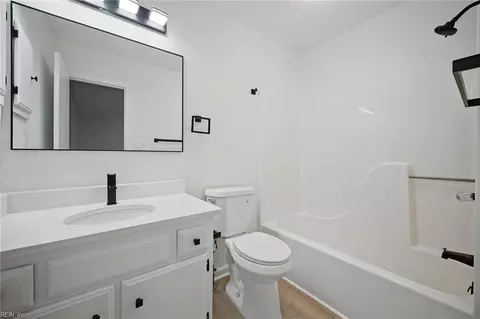 Bath - 127 Parkway Dr, Hampton, VA 23669 photo 3 of 4