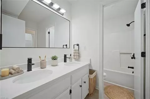 Bath - 127 Parkway Dr, Hampton, VA 23669 photo 2 of 4