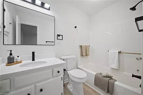 Bath - 127 Parkway Dr, Hampton, VA 23669 photo 4 of 4