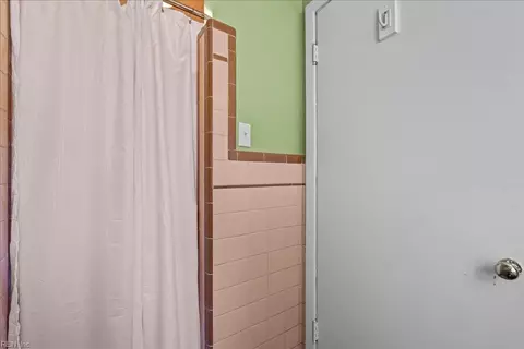 Bath - 339 E Leicester Ave, Norfolk, VA 23503 photo 3 of 3
