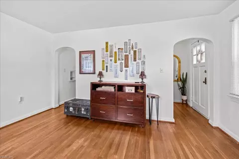 Entry Way - 339 E Leicester Ave, Norfolk, VA 23503 photo 2 of 4