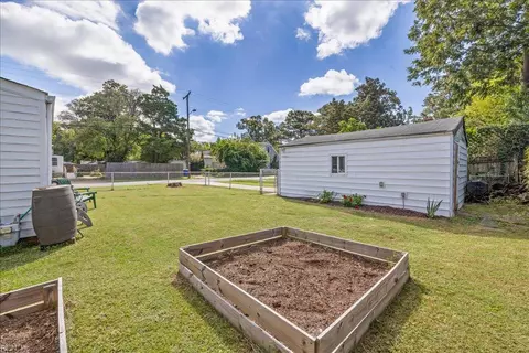 Exterior - 339 E Leicester Ave, Norfolk, VA 23503 photo 7 of 9
