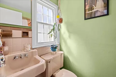 Bath - 339 E Leicester Ave, Norfolk, VA 23503 photo 2 of 3