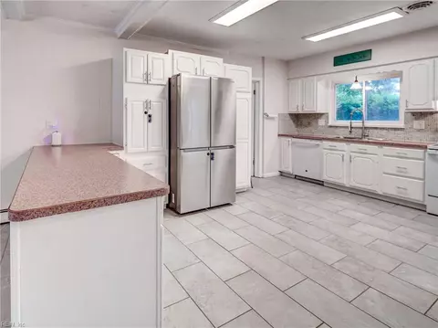 Kitchen - 101 Stadium Dr, Chesapeake, VA 23322 photo 4 of 4
