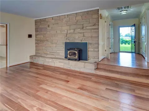 Living - 101 Stadium Dr, Chesapeake, VA 23322 photo 4 of 5