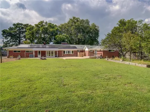 Exterior - 101 Stadium Dr, Chesapeake, VA 23322 photo 5 of 10
