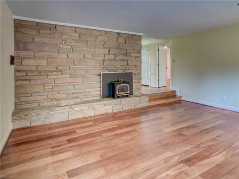 Living - 101 Stadium Dr, Chesapeake, VA 23322 photo 3 of 5