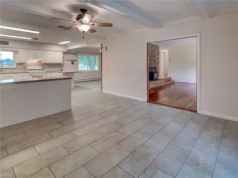 Living - 101 Stadium Dr, Chesapeake, VA 23322 photo 2 of 5