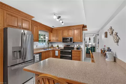 Kitchen - 217 Eastlawn Dr, Hampton, VA 23664 photo 3 of 4