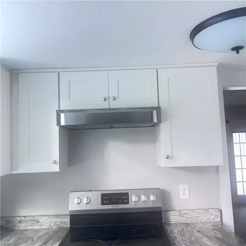 Kitchen - 7 White Oak Trl, Hampton, VA 23669 photo 6 of 6