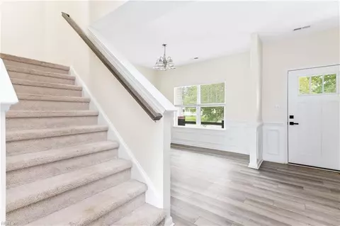 Entry Way - 517 Dixie Dr, Norfolk, VA 23505 photo 6 of 11