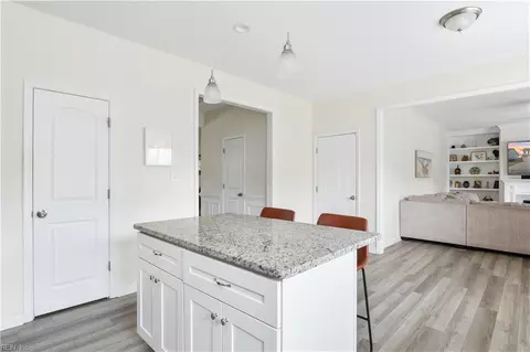 Entry Way - 517 Dixie Dr, Norfolk, VA 23505 photo 9 of 11