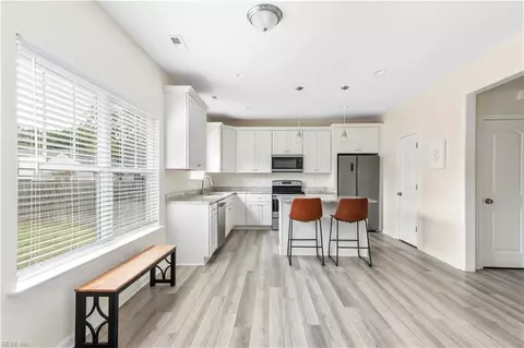 Entry Way - 517 Dixie Dr, Norfolk, VA 23505 photo 10 of 11