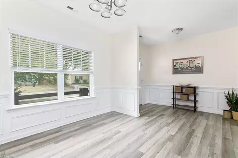 Entry Way - 517 Dixie Dr, Norfolk, VA 23505 photo 4 of 11