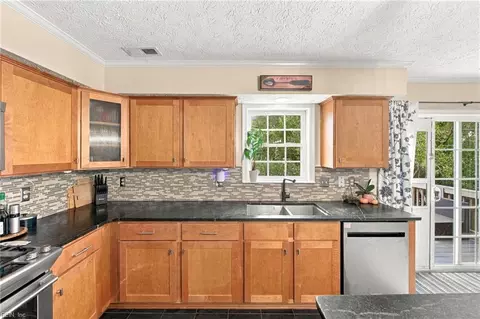 Kitchen - 4 Walters Ln, Hampton, VA 23666 photo 3 of 6