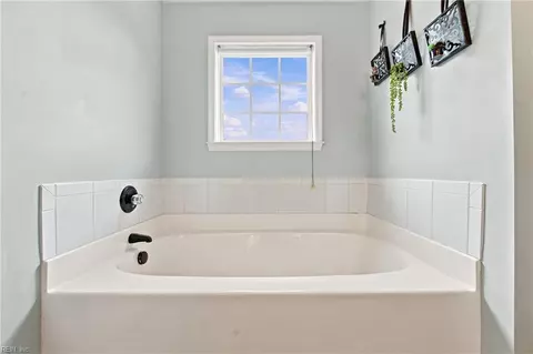 Bath - 4 Walters Ln, Hampton, VA 23666 photo 4 of 6