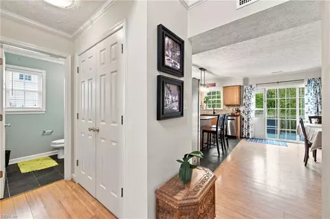 Entry Way - 4 Walters Ln, Hampton, VA 23666 photo 3 of 5