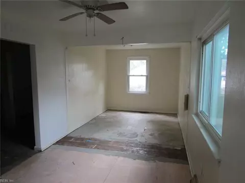 Living - 12 Kingslee Ln, Hampton, VA 23669 photo 2 of 2