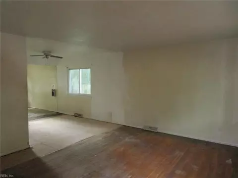 Living - 12 Kingslee Ln, Hampton, VA 23669 photo 1 of 2