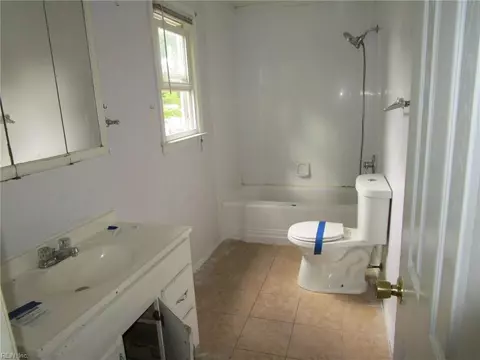 Bath - 12 Kingslee Ln, Hampton, VA 23669 photo 3 of 3