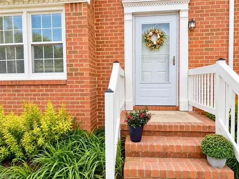 300 San Roman Dr, Chesapeake, VA 23322