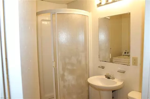 Bath - 1503 Addison Rd, Hampton, VA 23663 photo 1 of 2