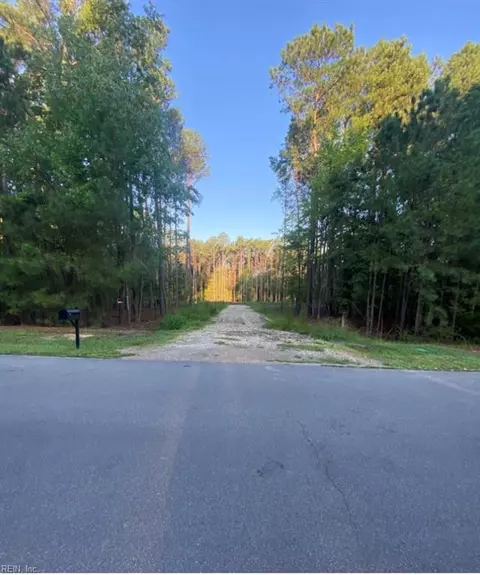 438 Lawnes Neck Dr, Isle Of Wight County, VA 23430