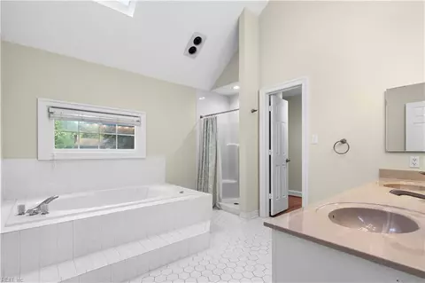 Bath - 817 Maple Forest Ct, Chesapeake, VA 23322 photo 3 of 5