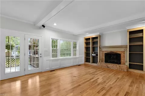 Living - 817 Maple Forest Ct, Chesapeake, VA 23322 photo 2 of 7