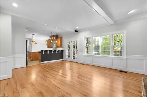Living - 817 Maple Forest Ct, Chesapeake, VA 23322 photo 5 of 7