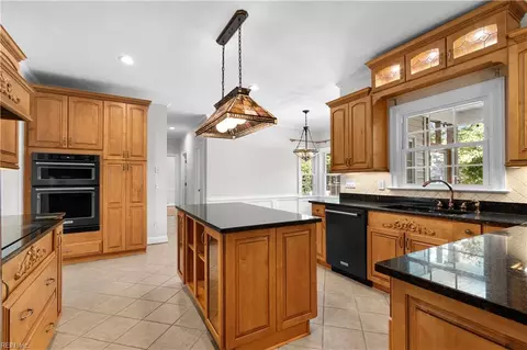 Kitchen - 817 Maple Forest Ct, Chesapeake, VA 23322 photo 4 of 5