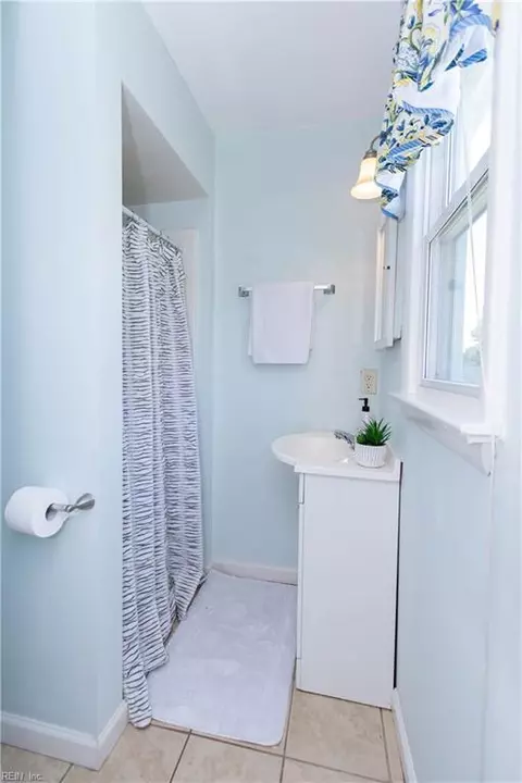 Bath - 302 Beechmount Dr, Hampton, VA 23669 photo 2 of 3