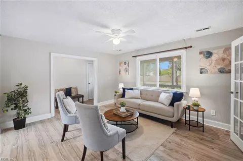 1145 Sunlight Dr, Chesapeake, VA 23322