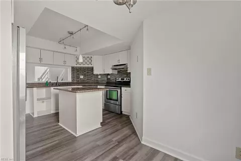 Kitchen - 302 Mainsail Dr #15, Hampton, VA 23664 photo 5 of 7