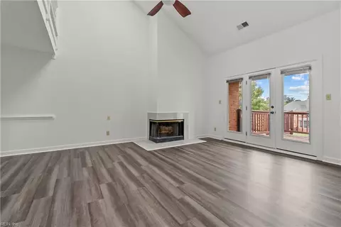 Living - 302 Mainsail Dr #15, Hampton, VA 23664 photo 4 of 7