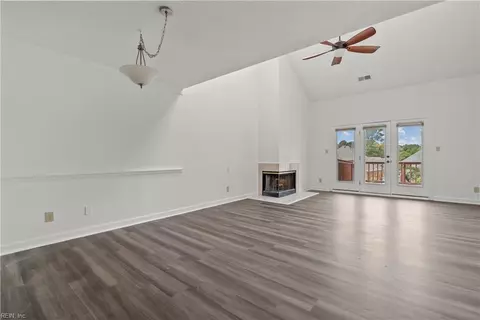 Living - 302 Mainsail Dr #15, Hampton, VA 23664 photo 2 of 7