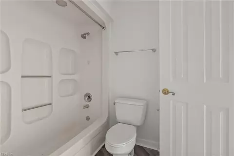 Bath - 302 Mainsail Dr #15, Hampton, VA 23664 photo 2 of 4