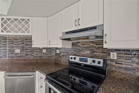 Kitchen - 302 Mainsail Dr #15, Hampton, VA 23664 photo 6 of 7